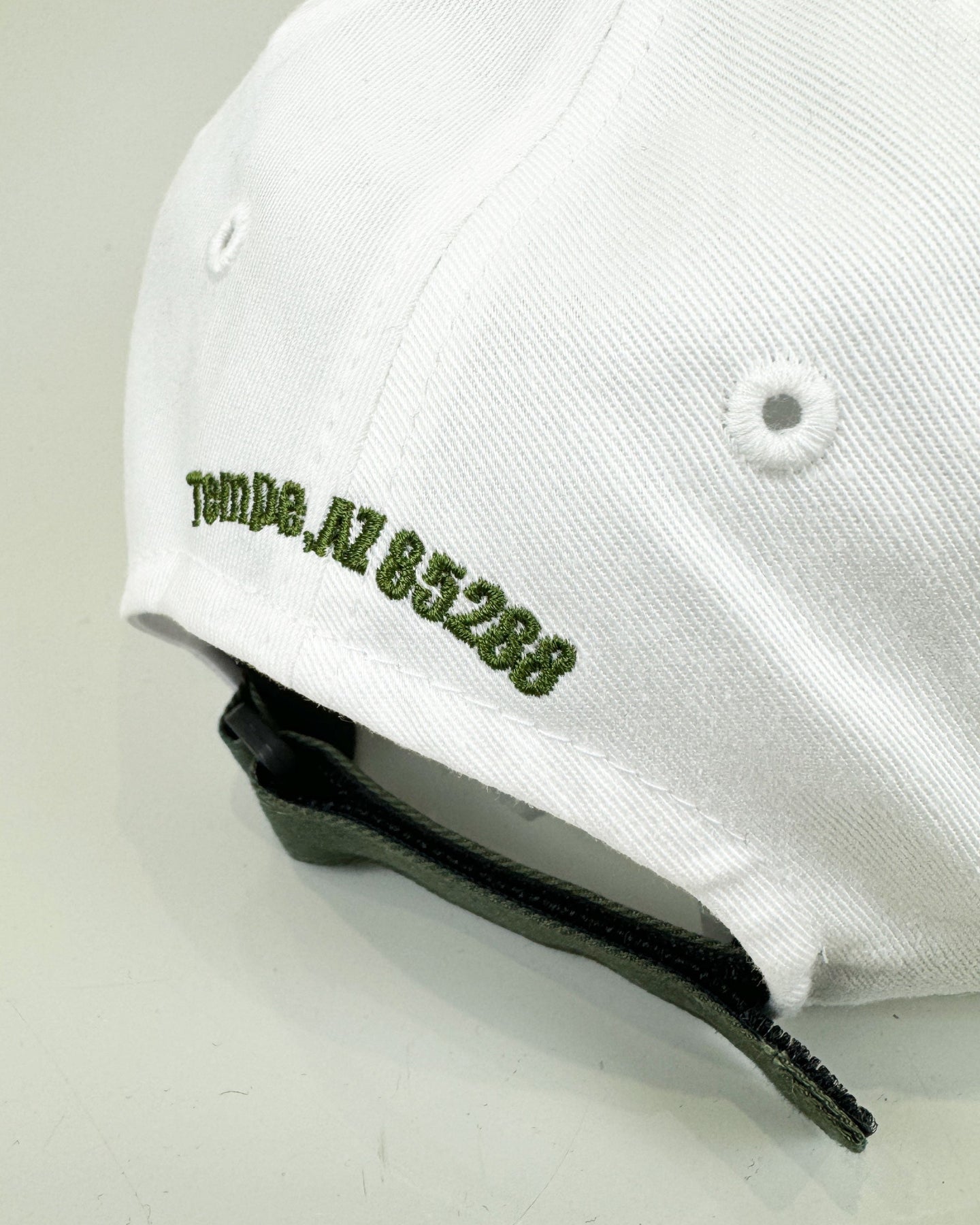 Old English Devereux Golf Hat 763472845-WHITE/KHAKI