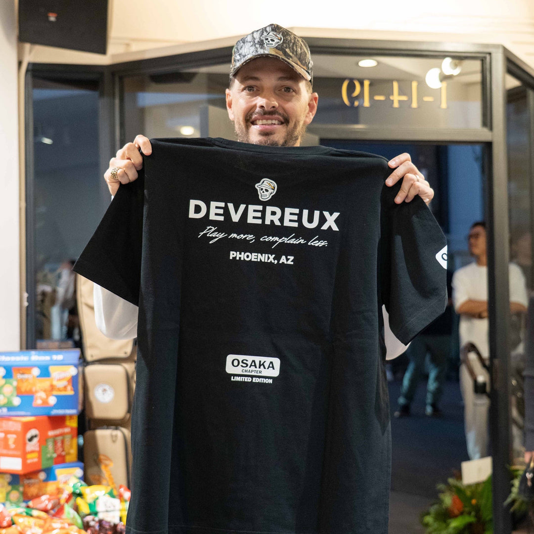 大阪限定Tシャツを広げる共同創業者バート・ブランナー